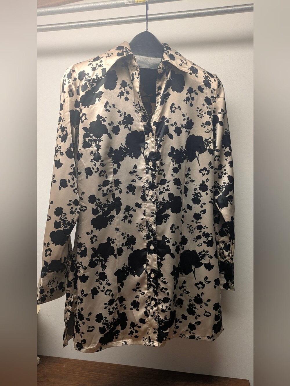 Worthington Stretch M Y2K Black Floral Beige Satin Feel Button-Down Tunic Shirt